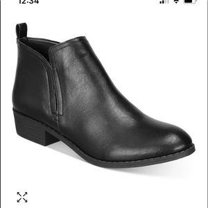 Woman’s Size 5 Boots With Heel